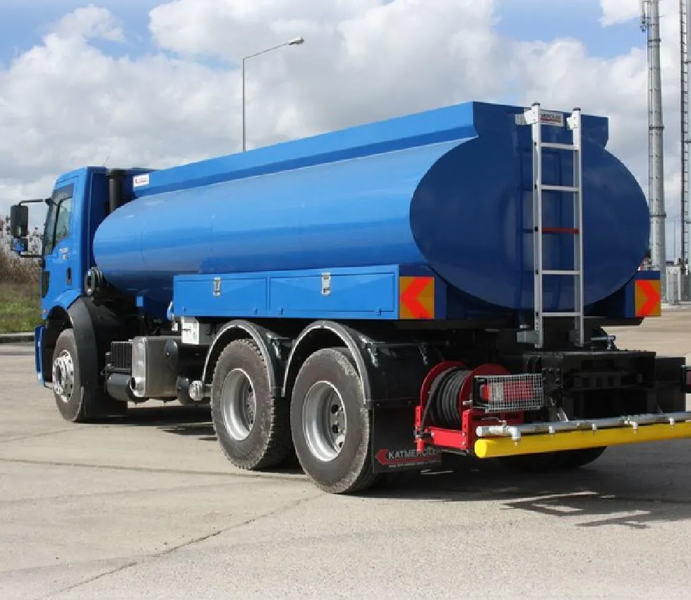 Fresh water tanker supplying a vessel